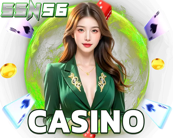 SSN56 CASINO สาวสวยชุดเขียว ล้อมด้วยไพ่และลูกเต๋า พื้นหลังเขียว